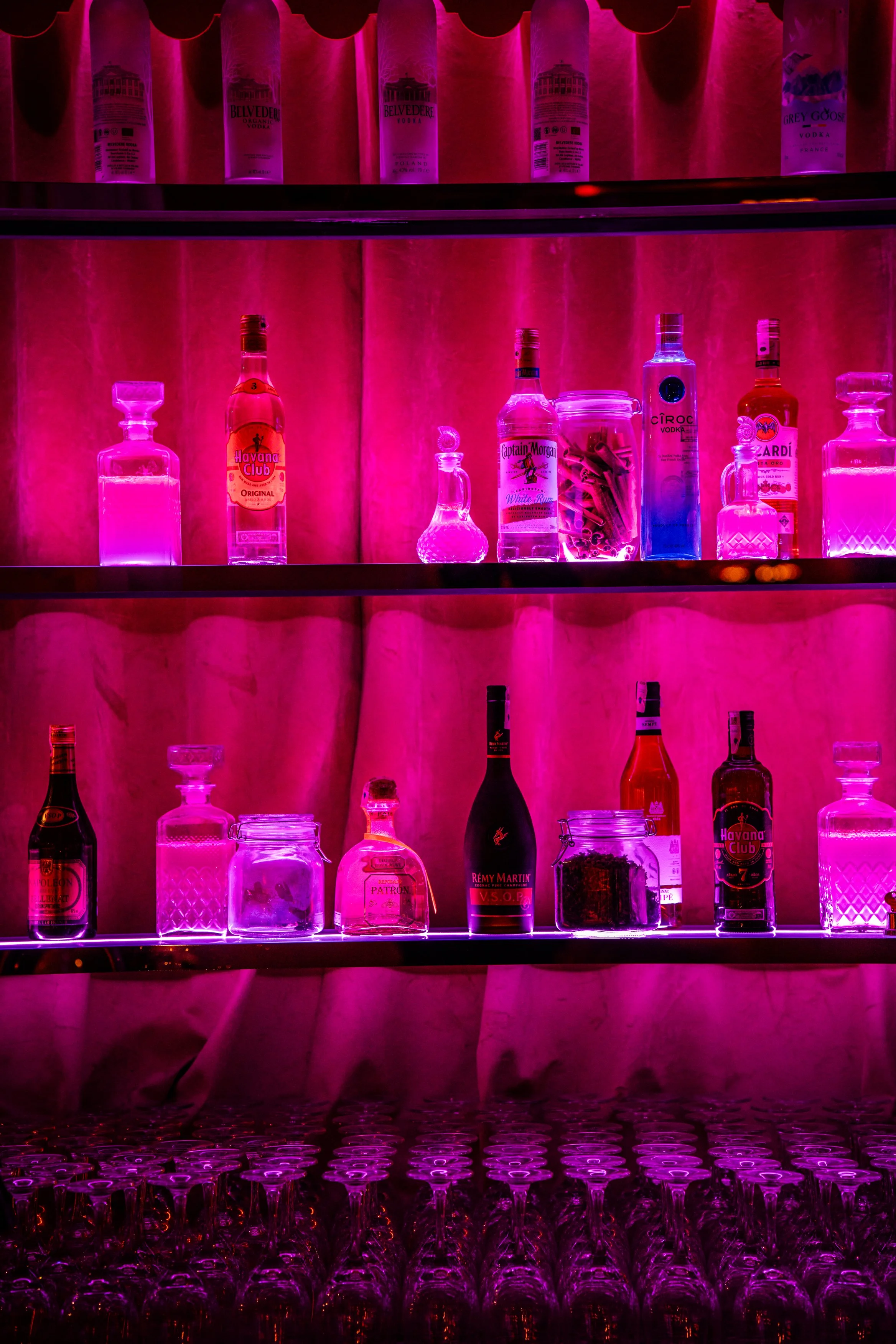 Bar ambiance Agadir - Lumière rose et bouteilles