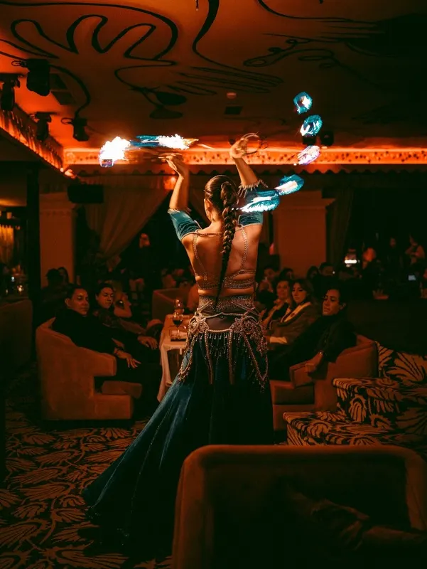 Une performance de feu au milieu du cabaret