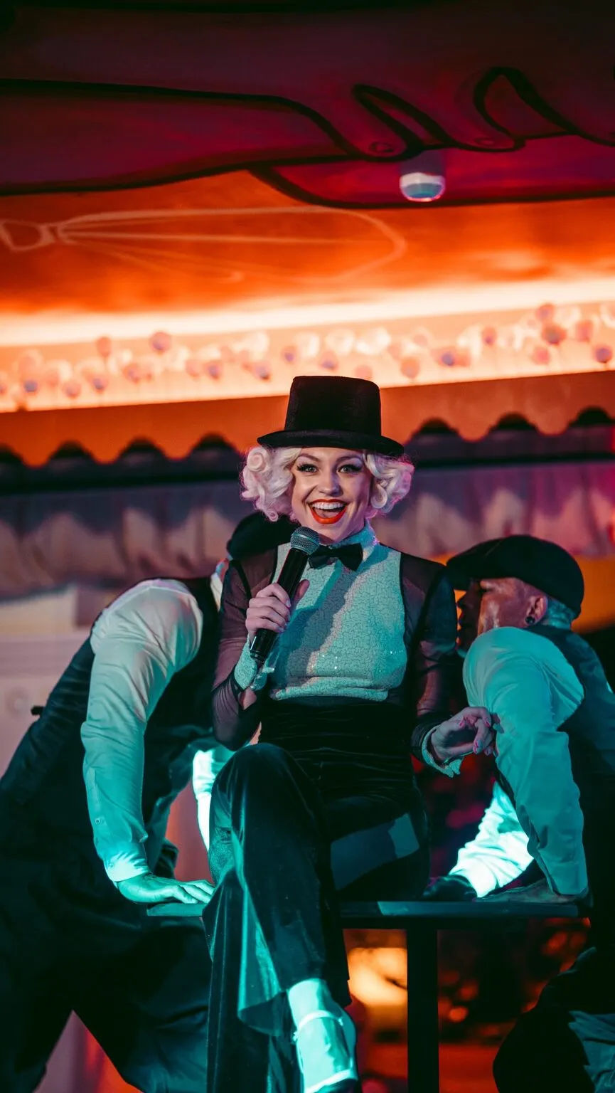 A singer in a top hat at Coup de Foudre Agadir