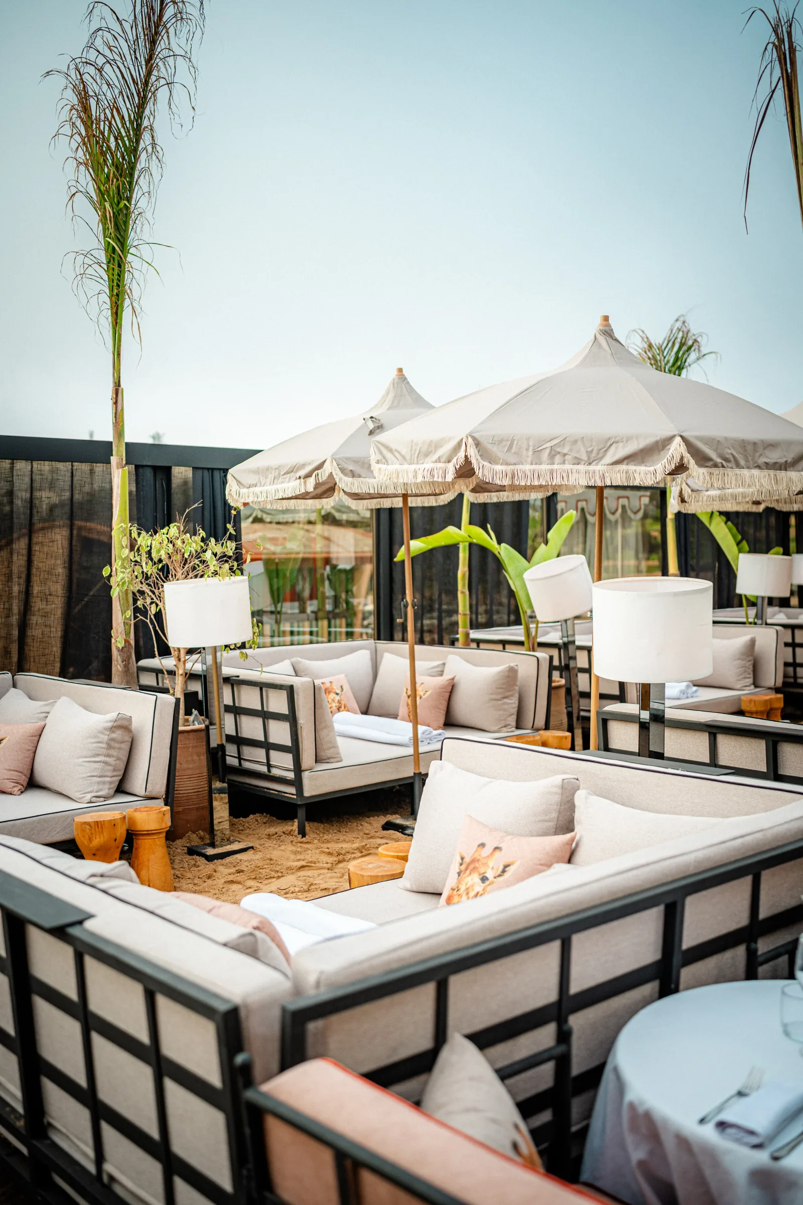 Les terrasses et parasols du Rooftop face à la mer