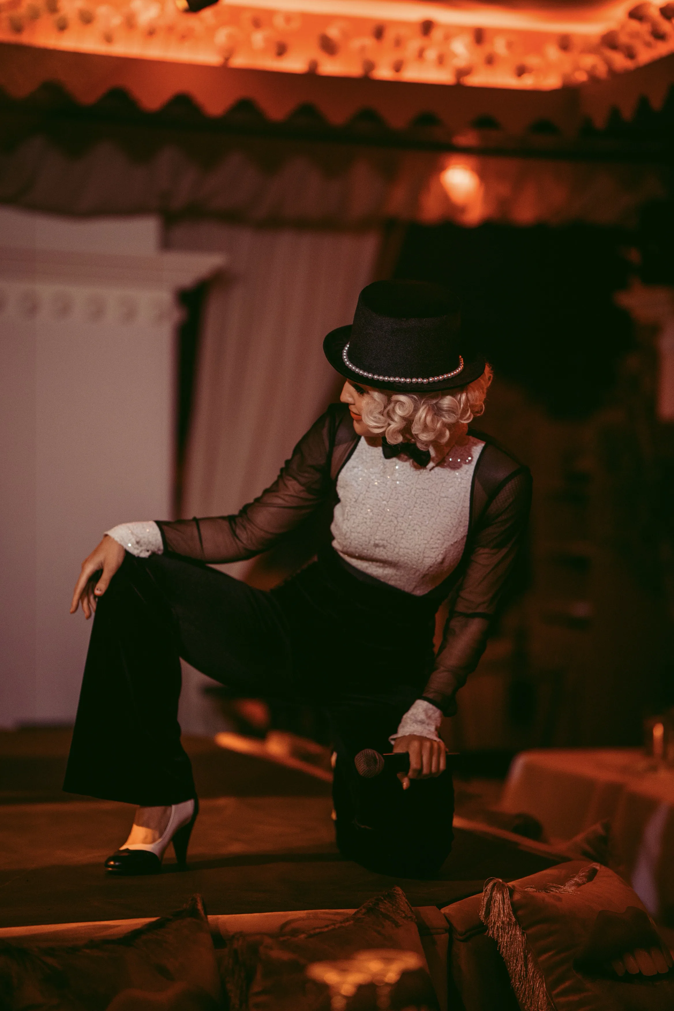 Artiste pose scène cabaret Agadir